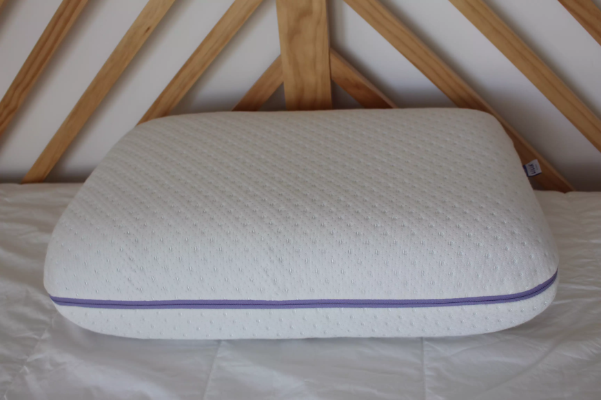 Almofada branca com fundo em madeira